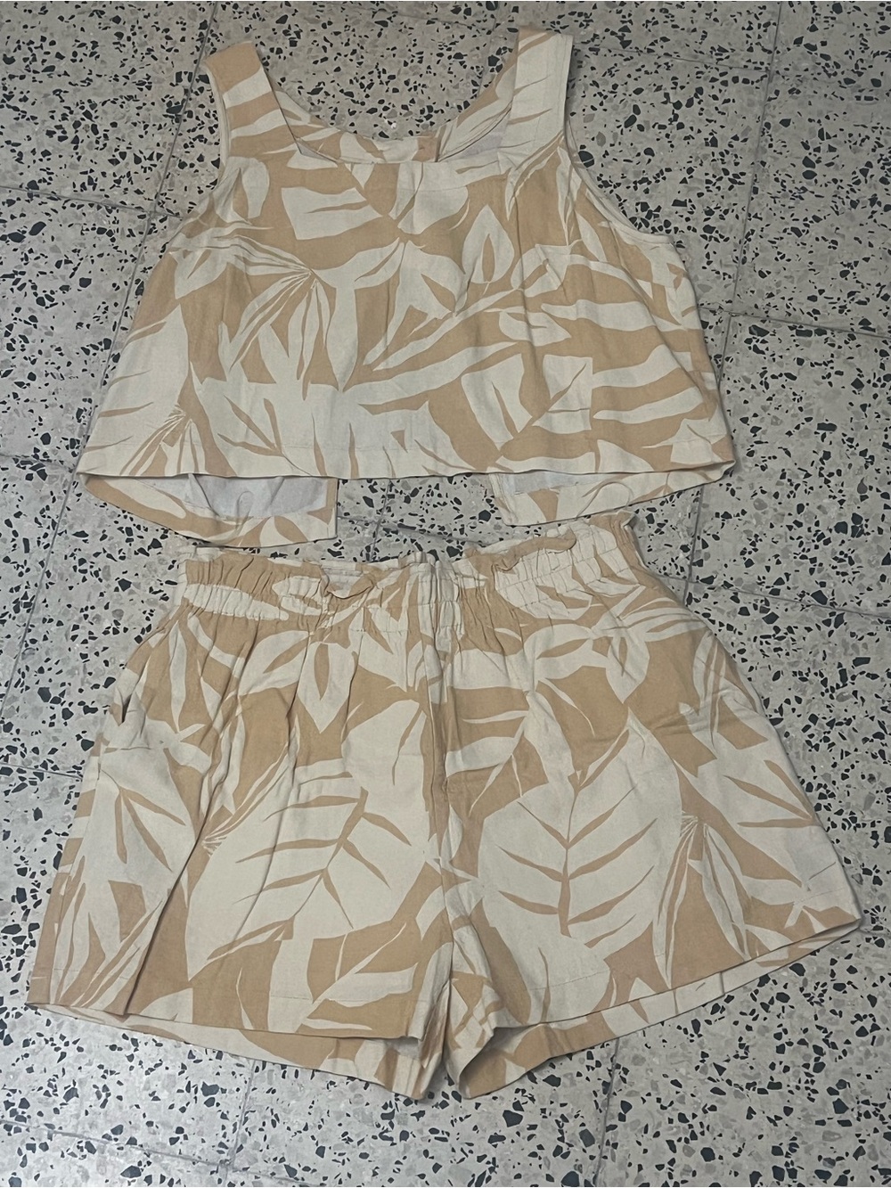 NEW With Tags Women’s L 2-Piece Beige Floral Crop Top & Shorts Set